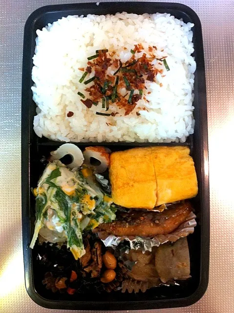 11/30のお弁当  高野豆腐の煮物、しろみざかなのあんかけ、ひじき、小芋、竹輪、出し巻き|由紀子さん