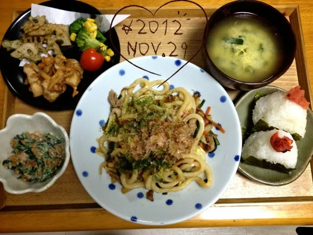 焼うどん、おにぎり、蓮根の磯辺揚げ、鶏皮唐揚げ、ニラとたまごの味噌汁、納豆サラダ|aomikoさん