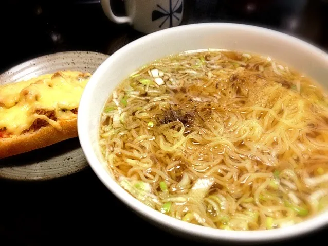 Snapdishの料理写真:醤油ラーメンとピザトースト🍕|炊かれたいオトコ おこん 小栁津さん