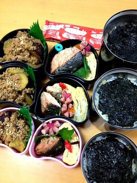 ３人弁当🎶のり弁・薩摩芋のそぼろ煮・鮭のバジルソテー・出汁巻き卵・ウインナー・コーンスープ|chyawaさん