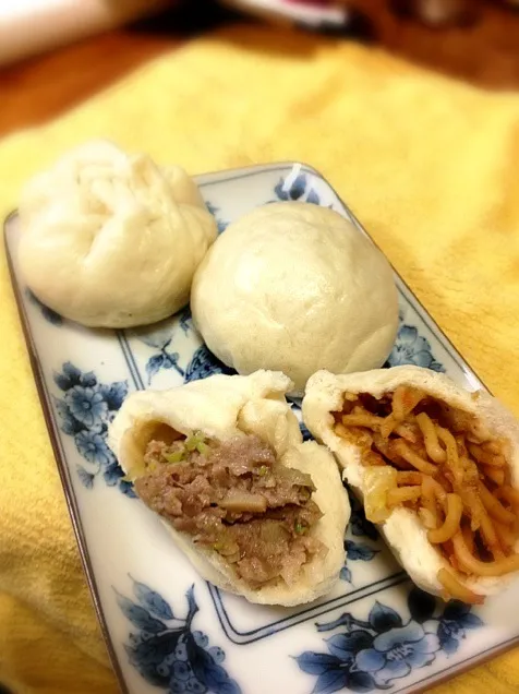 Snapdishの料理写真:中身は塩麹豚まんとホルモン入り焼きそばまんでした😋👍|にょんにいさん