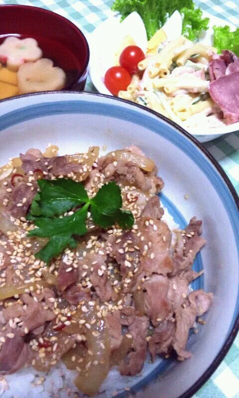 豚丼、マカロニサラダ、豆腐とわかめと花麩のお吸い物|まあるさん