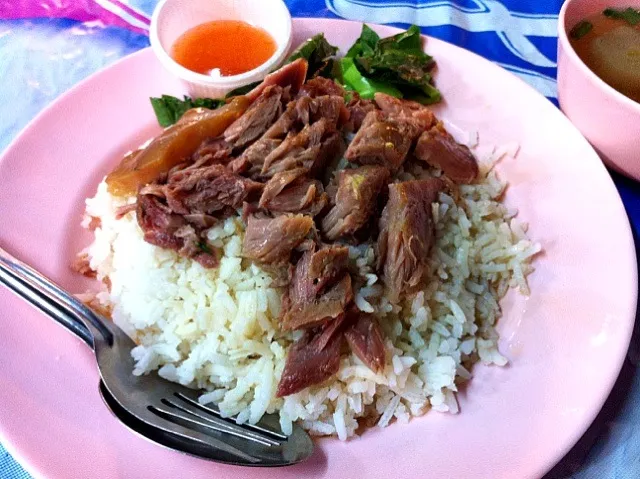 Snapdishの料理写真:ข้าวขาหมู カーオ・カー・ムー 豚足煮込みのせご飯@タイの屋台|akiさん