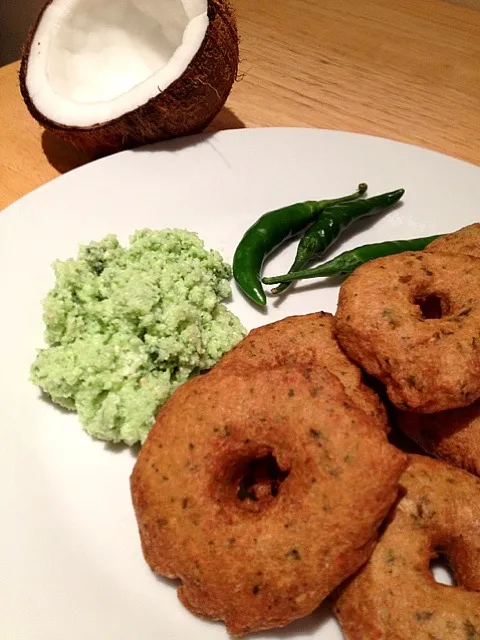 ulundu vadai and chilli chutney|fadheelaさん