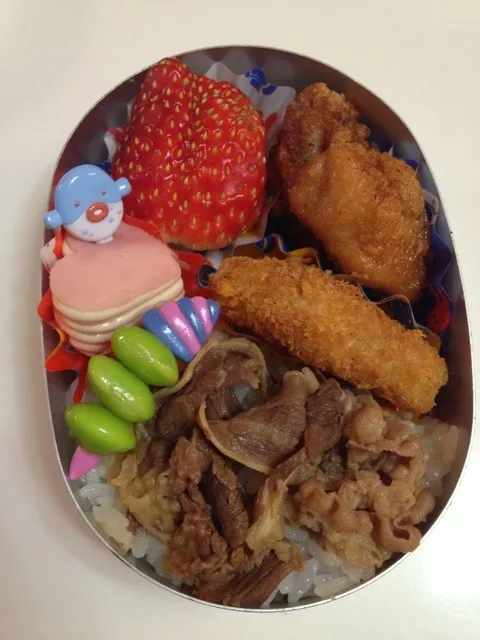 Snapdishの料理写真:キャラ弁だけじゃ足りないと。急遽作った牛丼弁当。|chikoさん