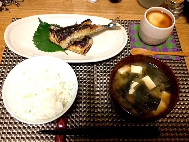 秋刀魚の塩焼き、豆腐入り茶碗蒸し、ワカメと豆腐のみそ汁|ハルさん