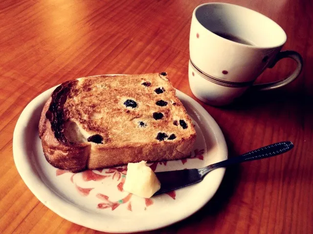 Snapdishの料理写真:レーズンパンで朝ごはん|ちぃたさん