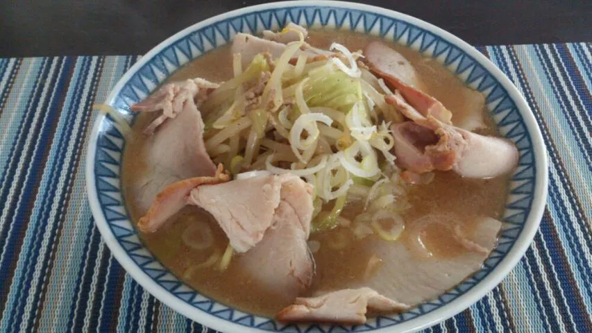 近所のスーパーで買った西山の味噌ラーメン。こんな寒い日に家でこんなに美味しいラーメン食べれて満足！|SATOSHI OOCHIさん