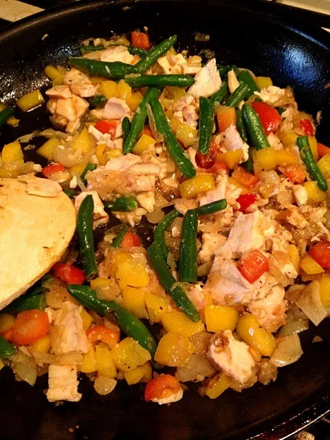 昨日の残り物の鶏胸肉ローストと野菜を炒め直して、これまた残り物のアイオリで下味。から焼きしたパイにアパレイユと流してキッシュ風にするところ。|rina matsunagaさん