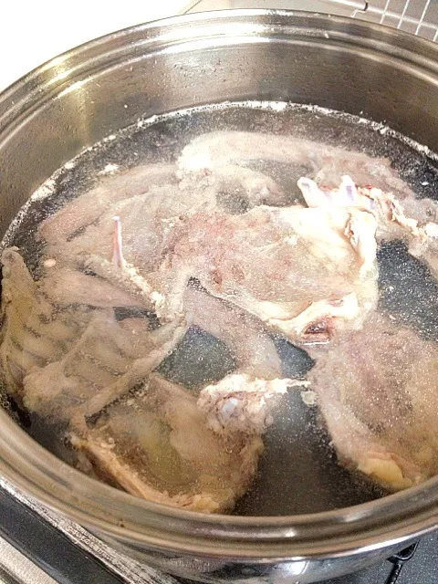 Snapdishの料理写真:水炊き作るために鶏ガラ煮込んでますー！|まゆみさん