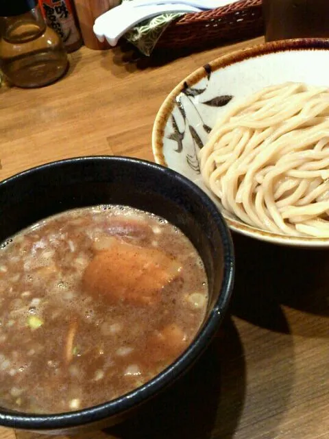 Snapdishの料理写真:濃厚つけ麺／馳走麺 狸穴(ﾏﾐｱﾅ) @池袋|ひろみんこさん