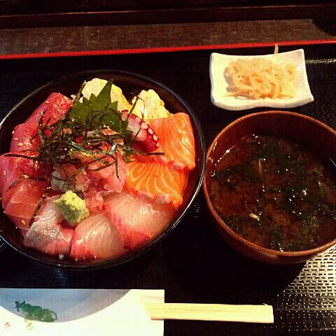 高半の海鮮丼|かずさん