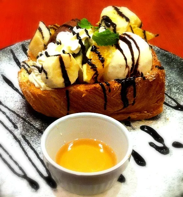 Thick toast with vanilla ice cream n fruits|Foodさん