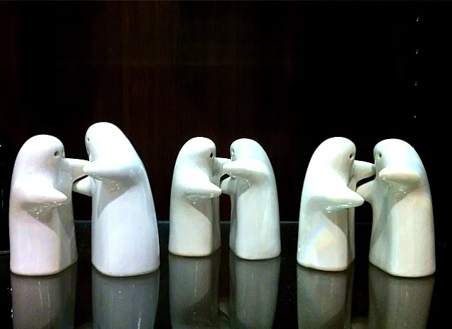 Salt n pepper holder.  Have you hug your loved ones today?|Foodさん