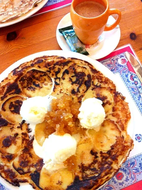 Apple ginger pancake with ice cream|Nathalie Straversさん