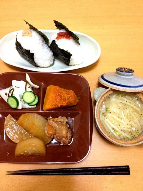 Snapdishの料理写真:パパ晩ご飯🌟鶏肉と大根の煮物・南瓜の甘煮・カブと胡瓜の浅漬け・モヤシと葱の中華スープ・おにぎり（梅干し・鶏そぼろ）|chyawaさん