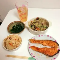 Snapdishの料理写真:炊込御飯、鮭の香草焼き、野菜炒め、ほうれん草|まさのりさん