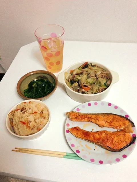 Snapdishの料理写真:炊込御飯、鮭の香草焼き、野菜炒め、ほうれん草|まさのりさん