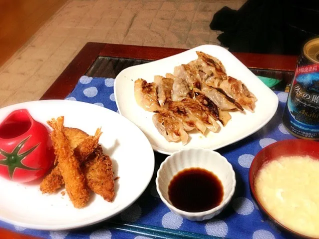 Snapdishの料理写真:焼き餃子、白身魚と海老フライ、卵スープ、白ご飯|ハルさん