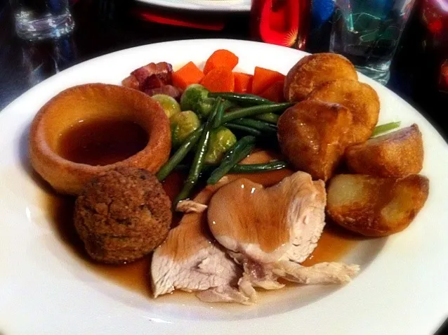 Traditional Christmas Dinner with Turkey meat and Yorkshire pudding|Cindy Chanさん