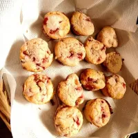 Lemon & strawberry muffins|Juan Ignacio Trobbianiさん