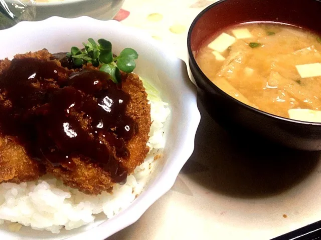 海老カツソースカツ丼と揚げの味噌汁|sakumaさん