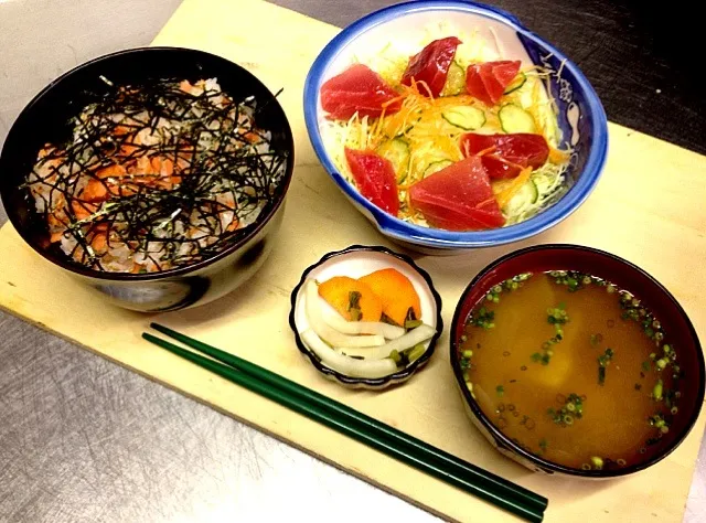 Snapdishの料理写真:今日の賄い 鮭ご飯と豚汁、マグロサラダ|Cabezon.Nakamuraさん