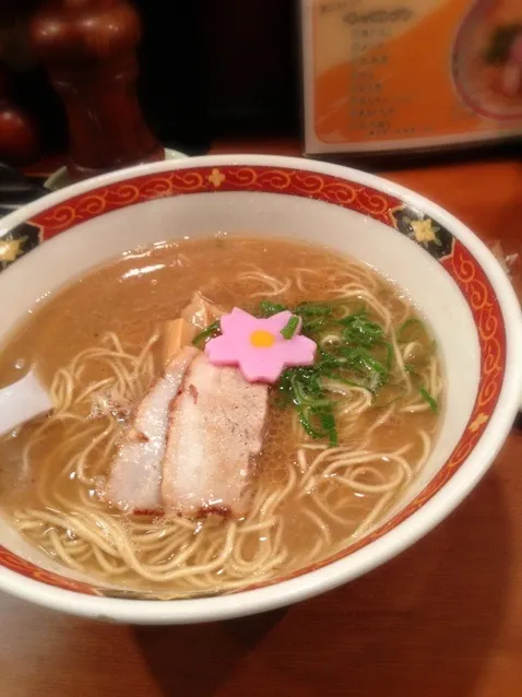 豚骨醤油拉麺🍜|tomozoさん