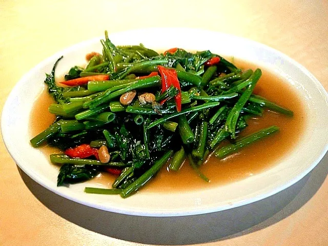 ผักบุ้งไฟแดง  Stir Fried morning glory in soybean sauce|krittさん