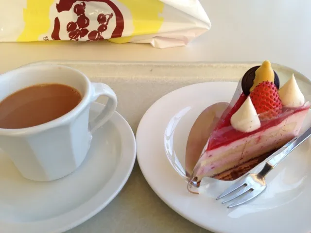 六花亭のイチゴケーキXmasバージョン190円。コーヒーは無料です。|しんちゃん♪さん