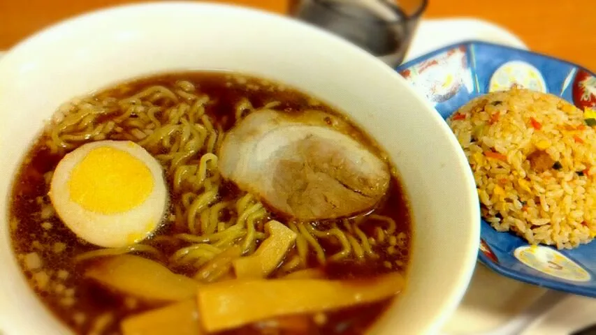 Snapdishの料理写真:黒醤油ラーメンミニ炒飯セット|かっちぃさん