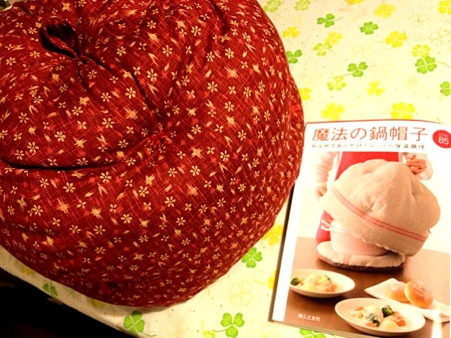 実家から届いた  魔法の鍋帽子と料理本