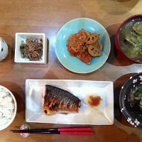 Snapdishの料理写真:サバの塩焼き、ほうれん草のお浸し、蓮根と人参の金平、アサリと大根のお味噌汁、自家製ちりめん山椒、麦ご飯。