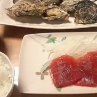 Snapdishの料理写真:マグロの刺身と牡蛎のグリル|ミズノ　タカコさん