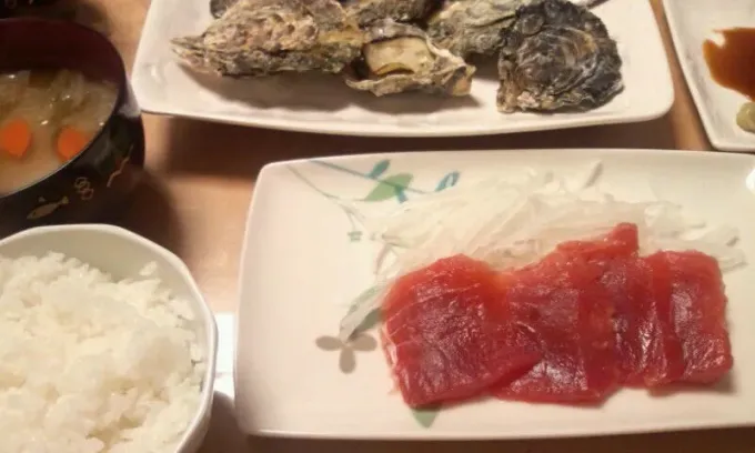 Snapdishの料理写真:マグロの刺身と牡蛎のグリル|ミズノ　タカコさん