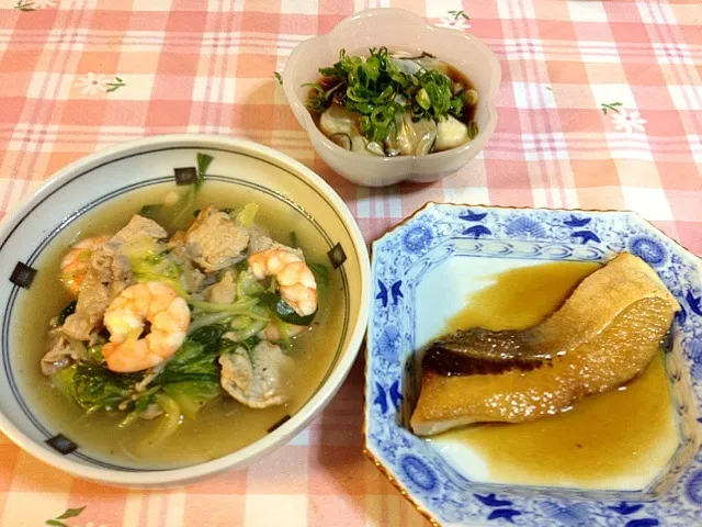 エビと豚肉と白菜の中華炒めとブリの照焼き、酢ガキです|東川千夏さん