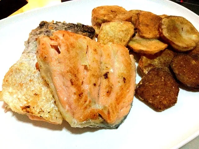 Homemade pan fried salmon n chips|Mさん