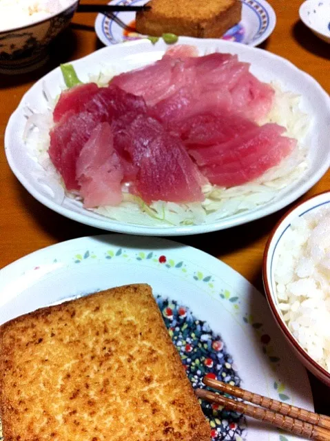 本日の晩ごはん♪特売のびん長マグロの刺身と絹あげ焼き|あられさん