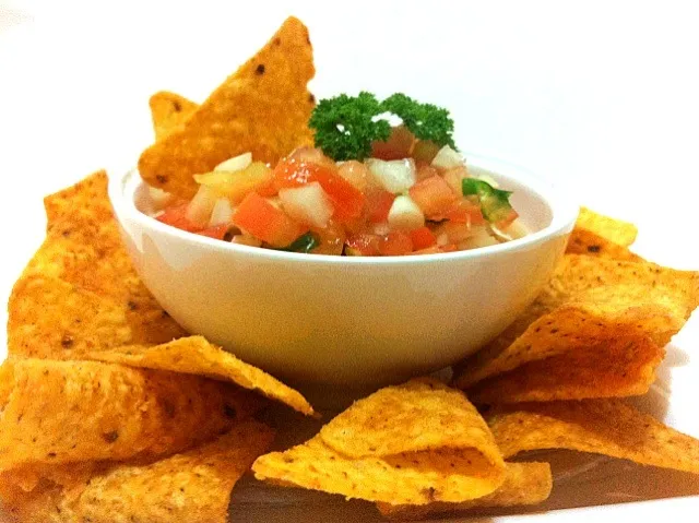 Snapdishの料理写真:Pico de gallo and corn chips (totopos)|Jorge Bernal Márquezさん