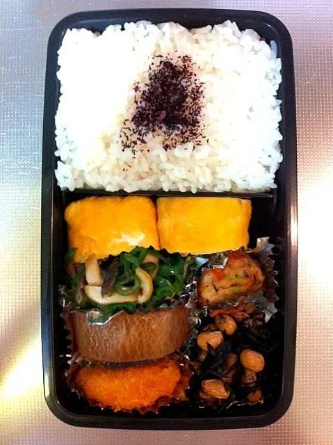 Snapdishの料理写真:12/3のお弁当  ホタテのフライ、ひろうす、大根の煮物、出し巻き、ひじき、ピーマンとエリンギの金平|由紀子さん