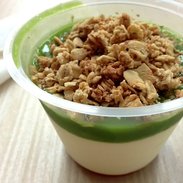 Kiwi fruit yogurt w granola|su ann chongさん