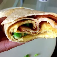 Snapdishの料理写真:Whole wheat wrap, omelette, peas, chicken breast|su ann chongさん