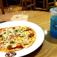 Tortilla pizza with blue lemonade|iceさん