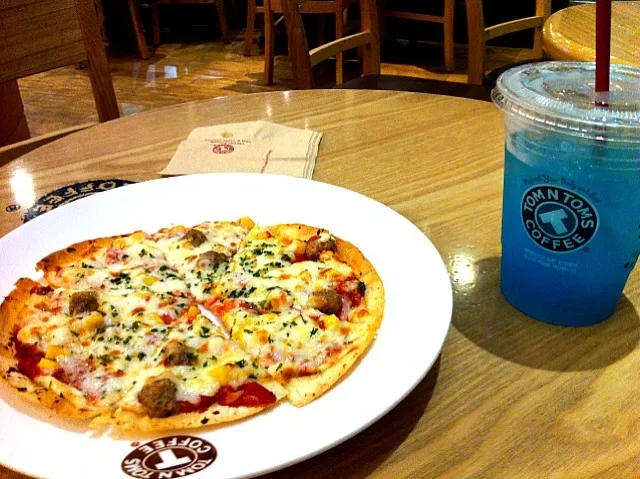 Tortilla pizza with blue lemonade|iceさん