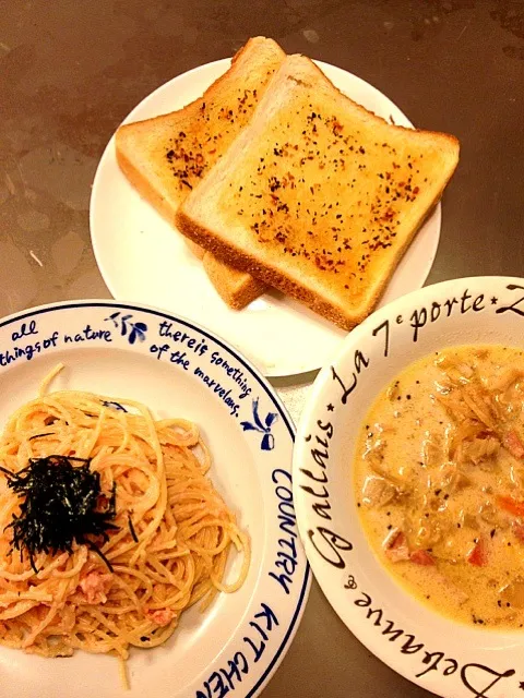 オリジナル味噌生クリーム仕立てのチキンスープ  ガーリックトースト タラコのパスタ🍴🍝|ころままさん