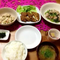 Snapdishの料理写真:メカジキのゴマ焼き、青菜と豚肉の塩麹炒め、さつまいもと玉ねぎのお味噌汁など。|sanaeさん