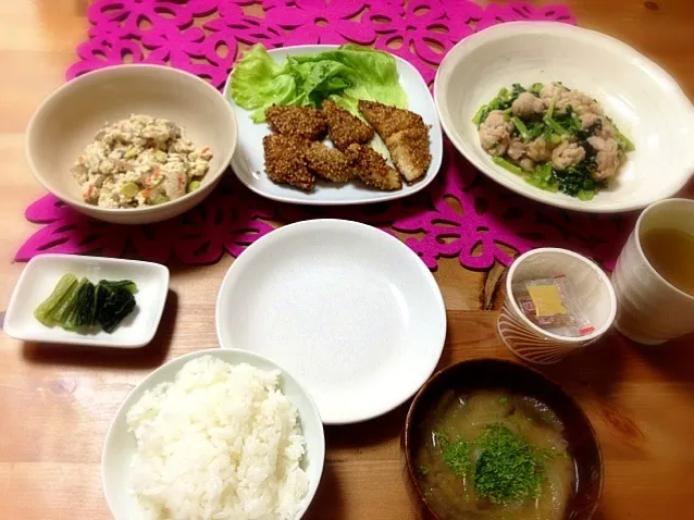 メカジキのゴマ焼き、青菜と豚肉の塩麹炒め、さつまいもと玉ねぎのお味噌汁など。|sanaeさん