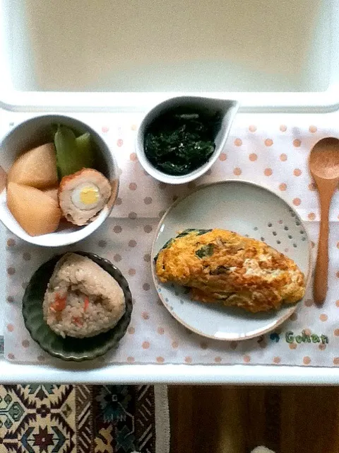 幼児食 炊き込みおにぎり、大根練り物煮もの、ジャコ小松菜オムレツ、春菊胡麻和え|あっこさんのさん