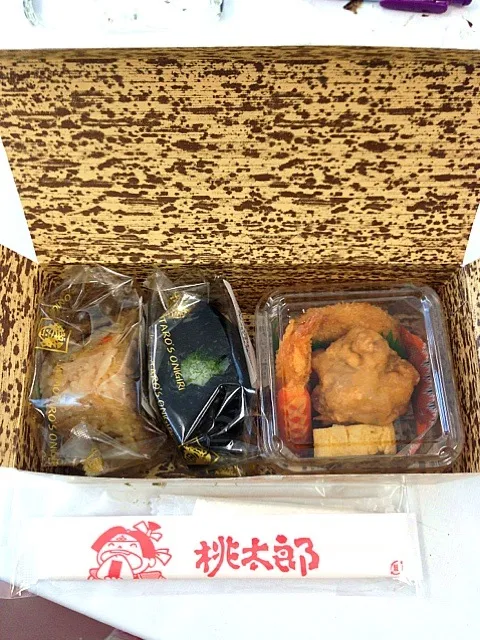 Snapdishの料理写真:桃太郎のおにぎりお弁当(^-^)|ぺぽりさん