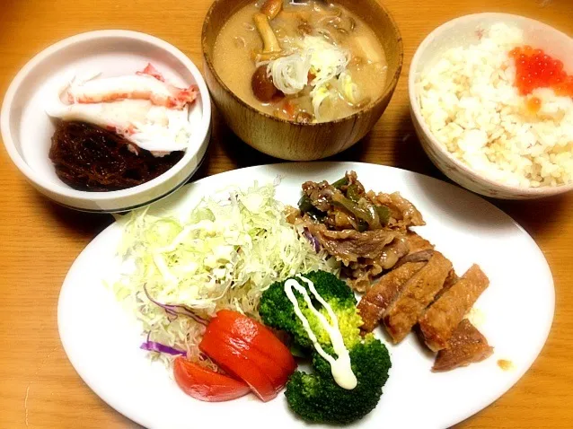 タラバカニともずくの和え物、豚汁、いくらご飯と焼肉|まりこさん